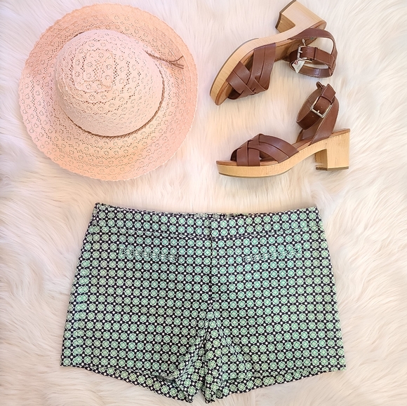 GAP Pants - Gap Size 8 Stretch Short Green and Blue Pattern